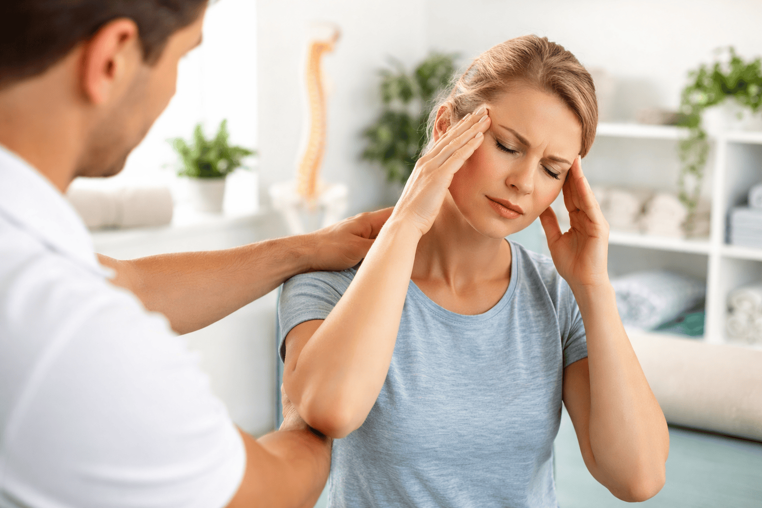 Physiotherapie bei Migräne: Behandlung von Nacken- und Schulterverspannungen